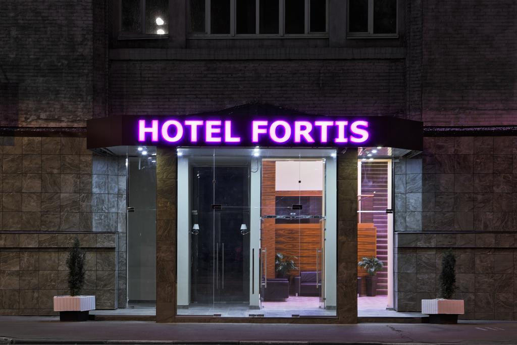 Вход в отель «Фортис Москва Дубровка». Гостиница Fortis