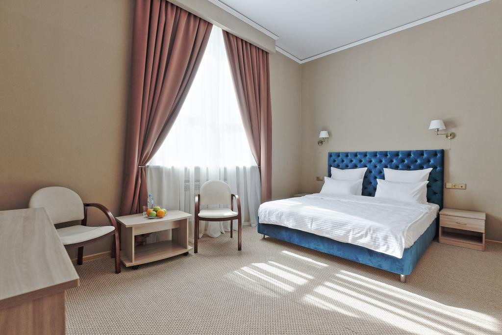 Двухместный стандарт с большой кроватью в отеле «Фортис Москва Дубровка». Гостиница Fortis