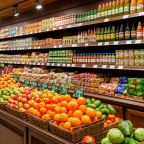 В пешей доступности продуктовый магазин