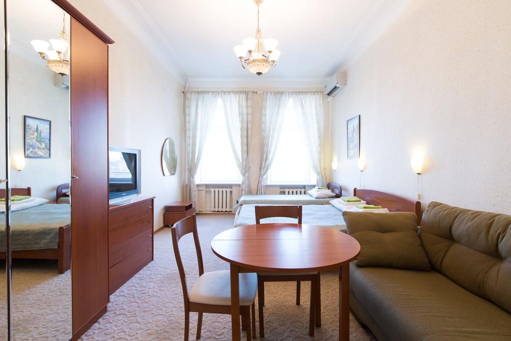 Двухместный (Стандартный номер с 2 односпальным кроватями и диваном) мини-отеля на Басманном, Москва