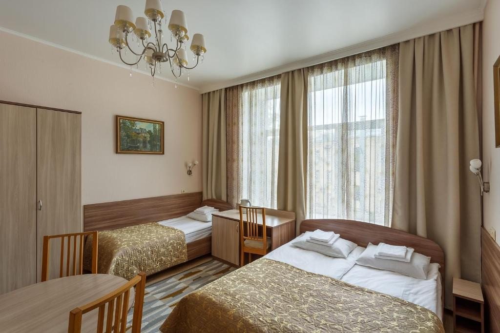 Четырехместный (Стандартный четырехместный номер) мини-отеля на Маросейке, Москва