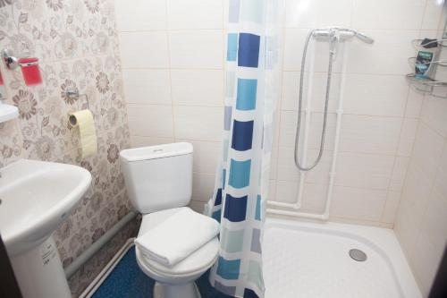 Двухместный (Двухместный номер с 1 кроватью или 2 отдельными кроватями и собственной ванной комнатой) мини-отеля Омар Хайям, Москва
