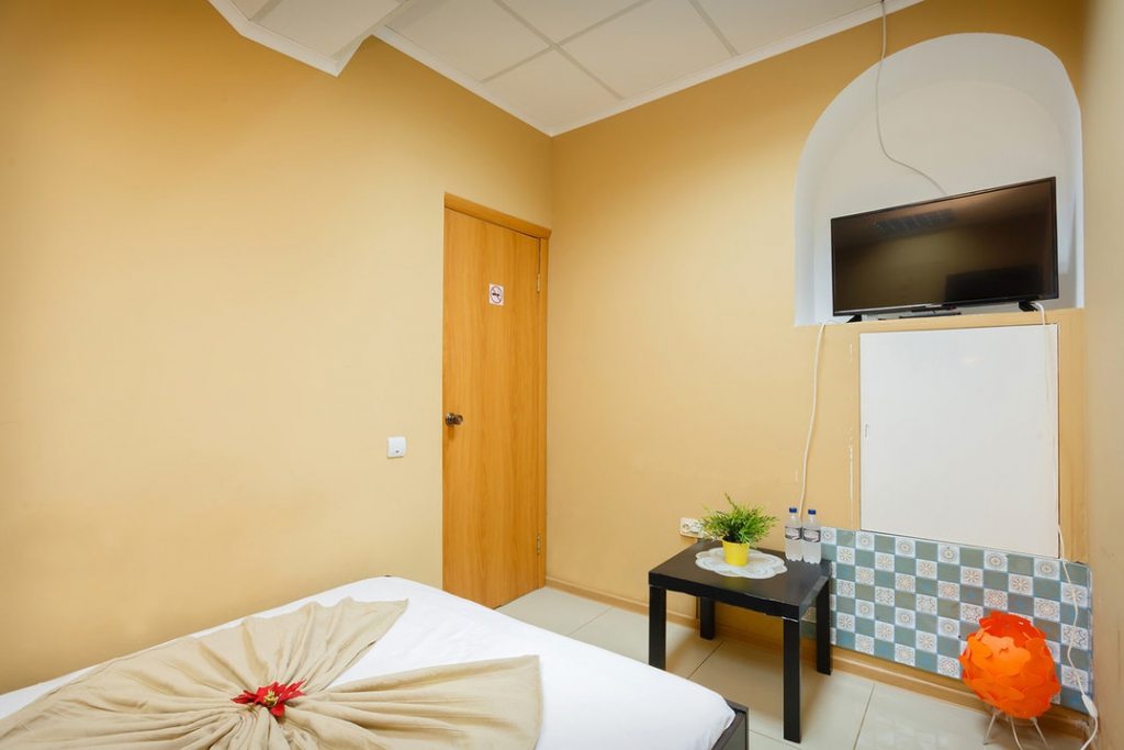 Двухместный (С 1 кроватью без окна и общей ванной комнатой) гостиницы Брусника Нагорная, Москва