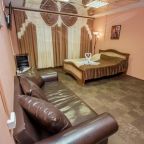 Сьюит (Классический семейный номер «6» с собственной ванной комнатой), Мини-отель Фаб