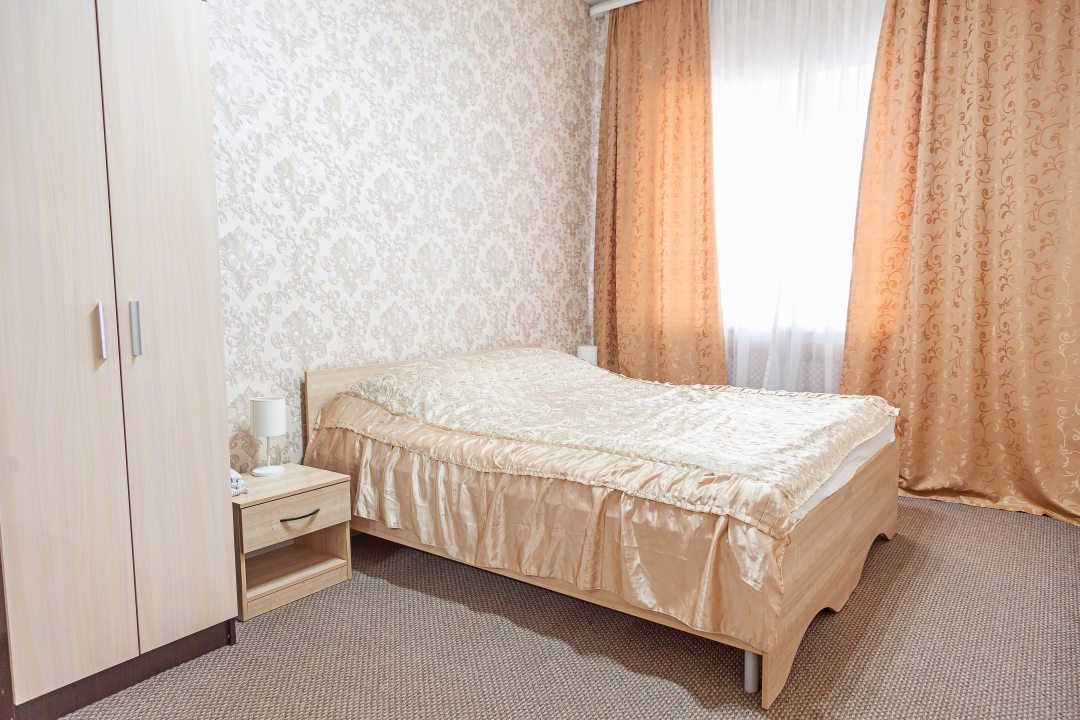 Люкс (Двухкомнатный люкс с двуспальной кроватью) гостиницы Рем Отель, Казань