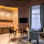 Люкс (Наполеон), Отель Маросейка 2/15