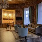 Люкс (Наполеон), Отель Маросейка 2/15