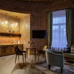 Люкс (Наполеон), Отель Маросейка 2/15