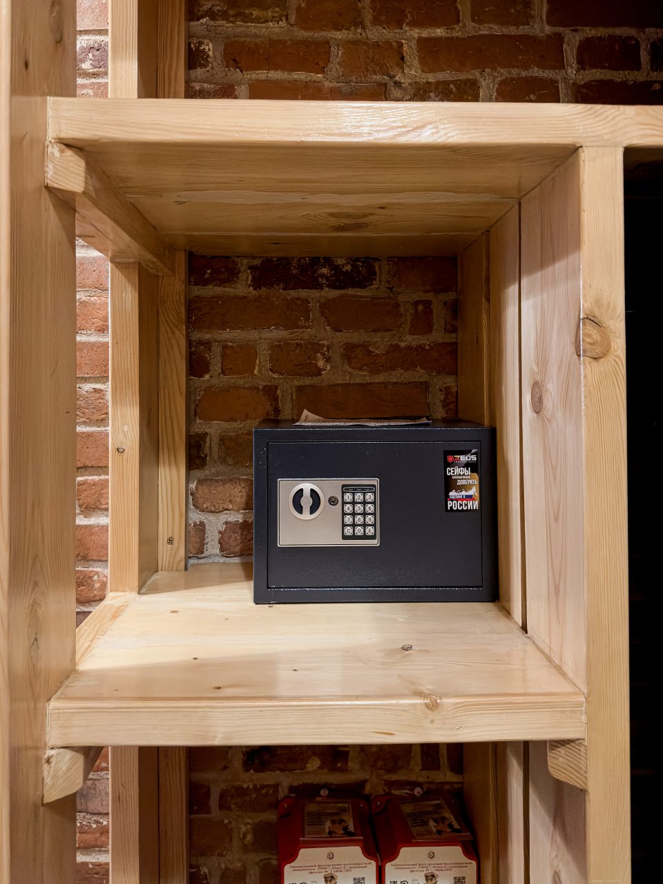 Люкс (Наполеон), Отель Маросейка 2/15