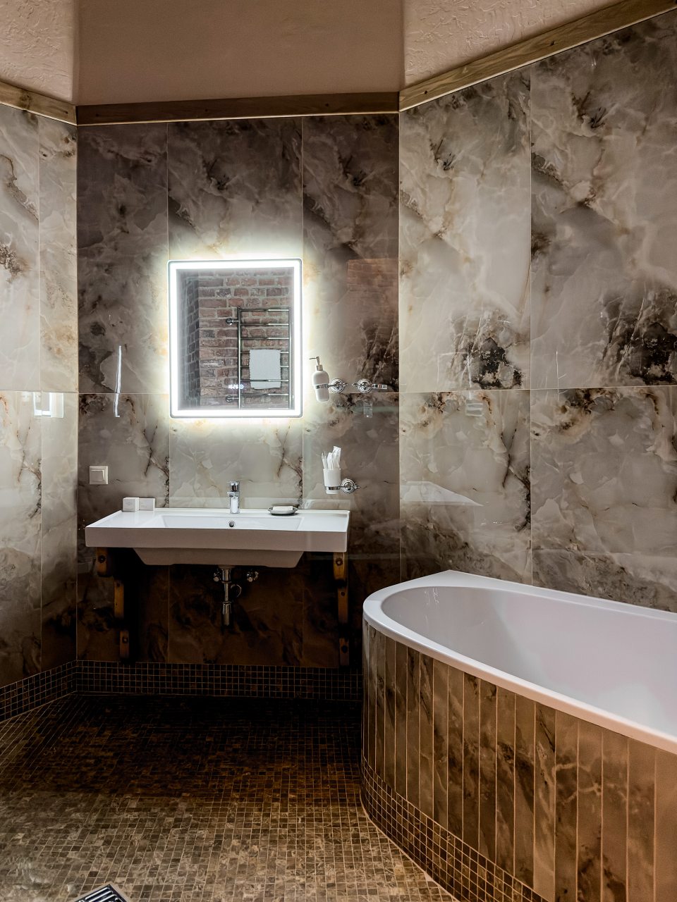 Люкс (Наполеон), Отель Маросейка 2/15