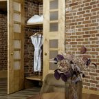 Люкс (Наполеон), Отель Маросейка 2/15