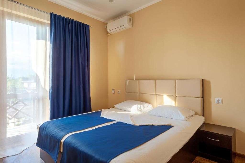 Двухместный (Стандартный двухместный номер с 1 кроватью или 2 отдельными кроватями и балконом) отеля Таминик, Гагра