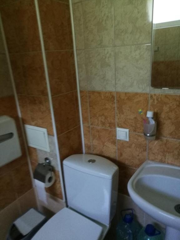 Двухместный (Двухместный номер с 2 отдельными кроватями и общим туалетом) гостевого дома на Апсны 15, Гагра