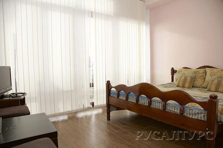 Двухместный (Двухместный номер с 1 кроватью и балконом) отеля Абхазия, Гагра