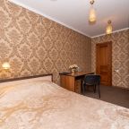 В номере письменный стол.