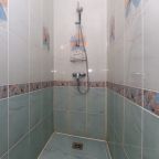 В номере душ, раковина, теплый пол в санузле.