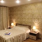 В каждом номере отеля двуспальная кровать.