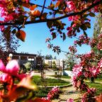 Прогулочная аллея у отеля Уралочка.