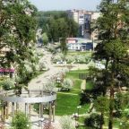 Прогулочная аллея у отеля Уралочка.