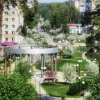 Прогулочная аллея у отеля Уралочка.