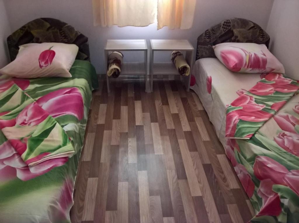 Двухместный (Двухместный номер с 2 отдельными кроватями и дополнительной кроватью) гостевого дома Петрович, Цандрипш