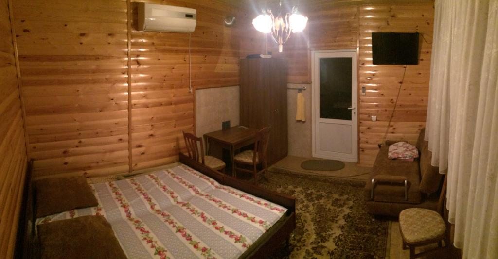 Двухместный (Двухместный номер с 2 отдельными кроватями + дополнительной кроватью) гостевого дома Домик у моря, Гудаута