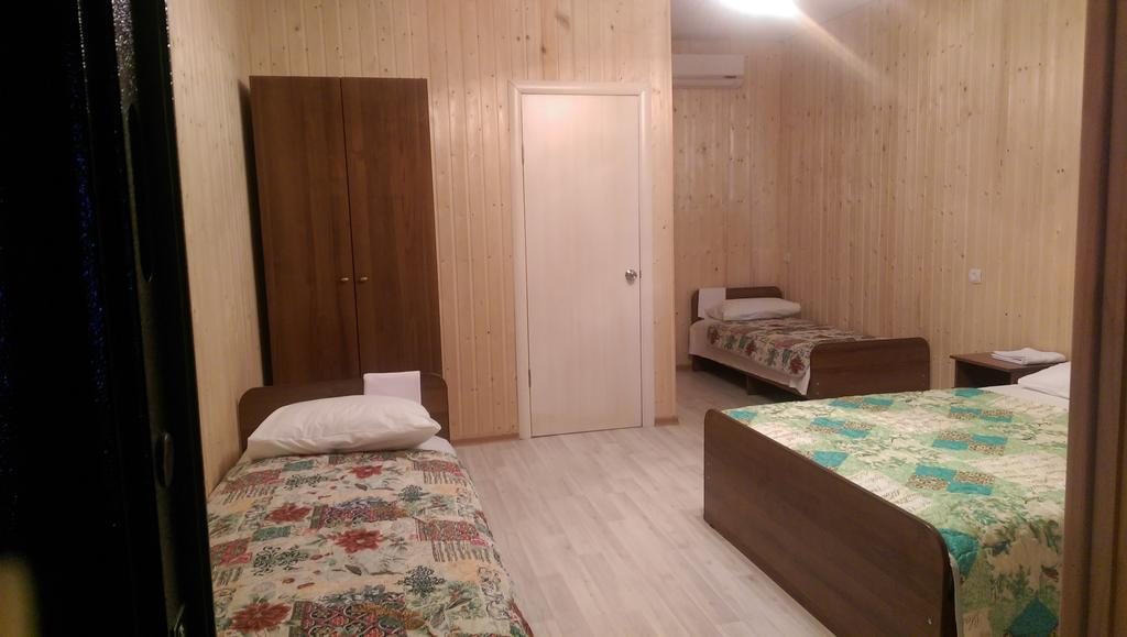 Четырехместный (Четырёхместный номер с отдельной ванной комнатой) мини-гостиницы София, Цандрипш