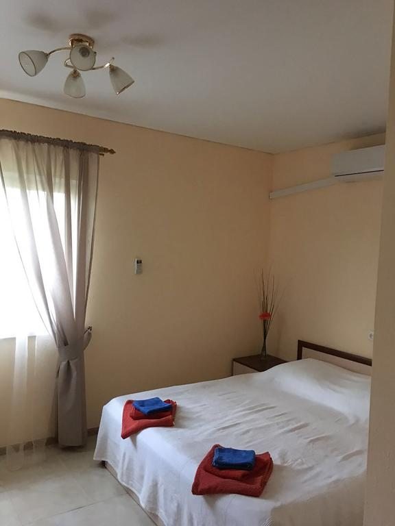Двухместный (Двухместный номер с 1 кроватью или 2 отдельными кроватями + дополнительной кроватью) отеля Солнечный берег, Гудаута