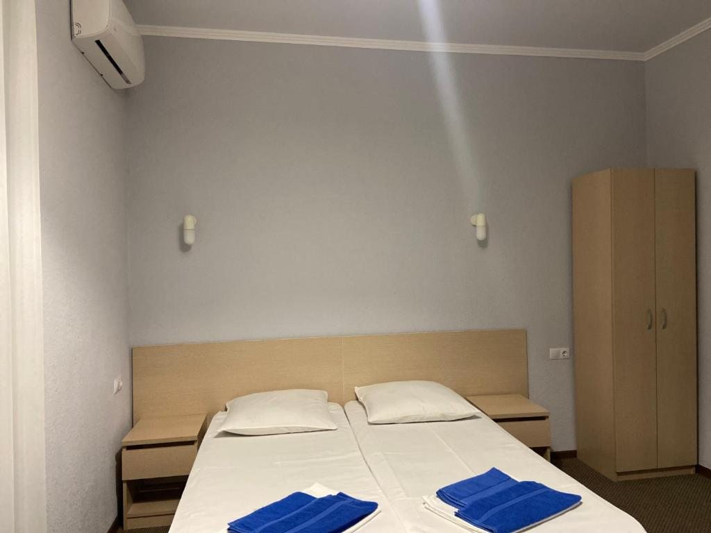 Двухместный (Небольшой двухместный номер с 1 кроватью или 2 отдельными кроватями) гостевого дома Марина, Гудаута