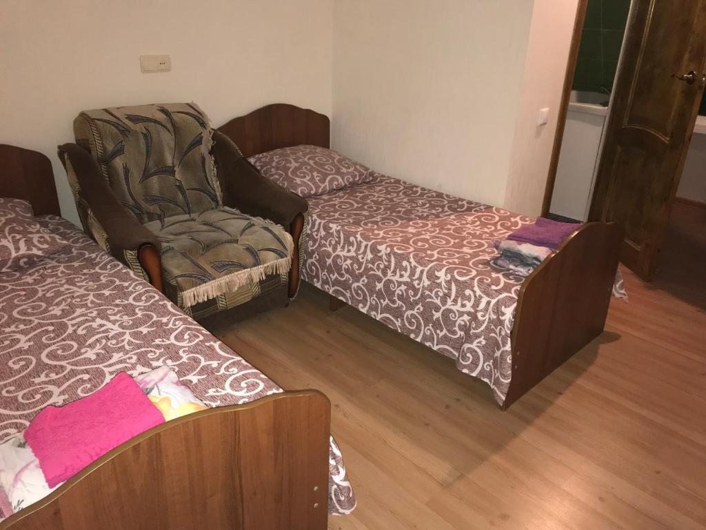 Двухместный (Двухместный номер с 2 отдельными кроватями и дополнительной кроватью) гостевого дома Красотель, Сухум