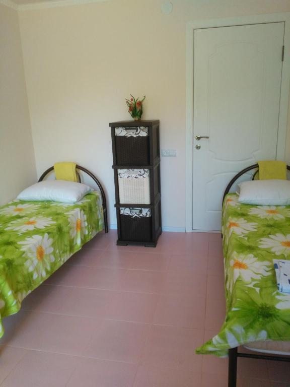 Двухместный (Двухместный номер с 2 отдельными кроватями и общей ванной комнатой) гостевого дома Руфина, Сухум
