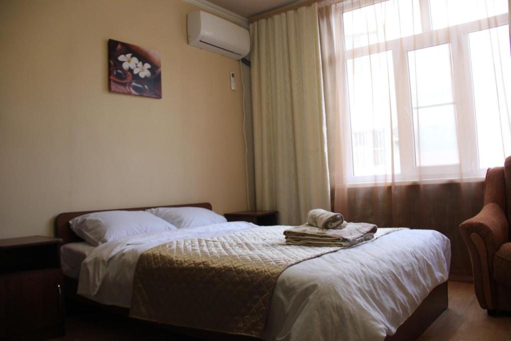 Трехместный (Трехместный номер эконом-класса с общей ванной комнатой) гостевого дома Сандро, Сухум