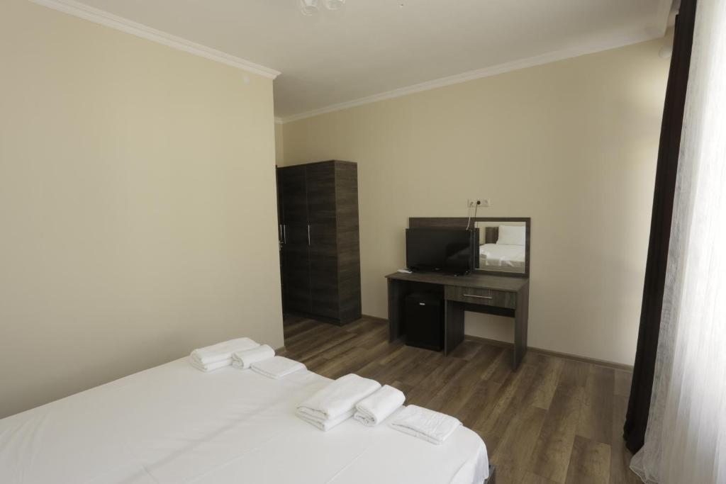 Двухместный (Двухместный номер с 2 отдельными кроватями и балконом) отеля Аква Резорт, Сухум