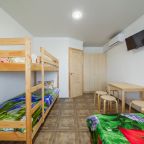 Просторная комната оформлена в современном, лаконичном стиле