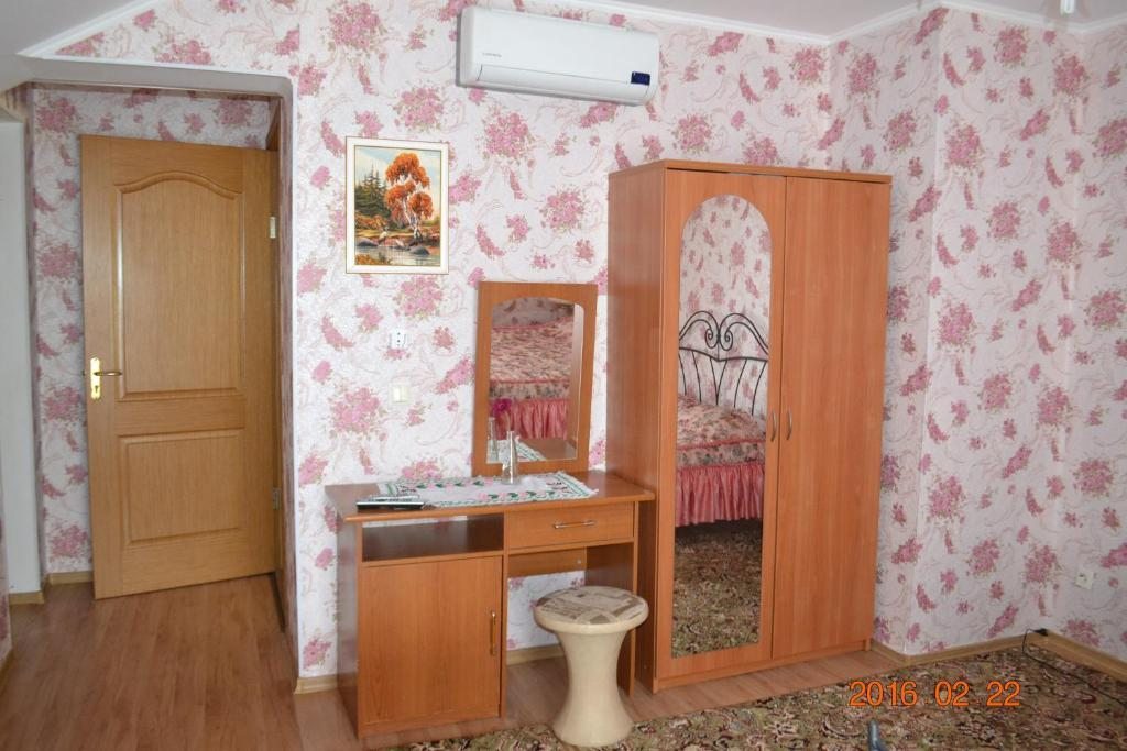 Двухместный (Двухместный номер с двуспальной кроватью и дополнительной кроватью) гостевого дома на Зеленой, Лесной