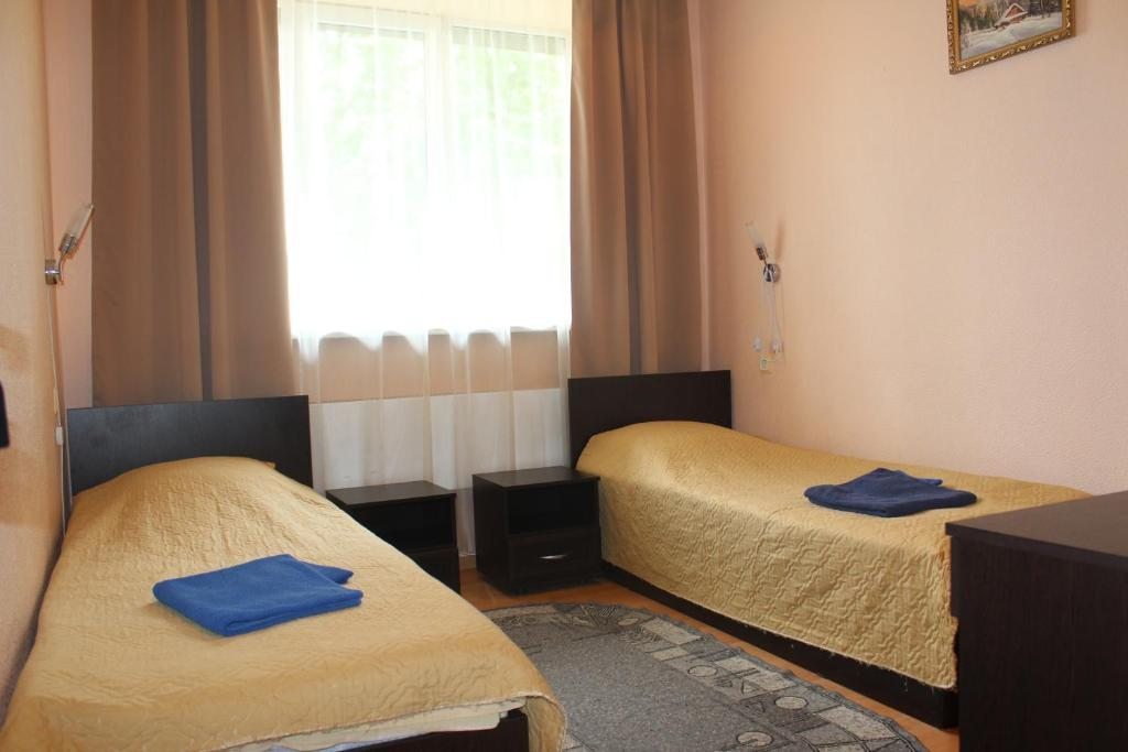 Двухместный (Двухместный номер с 2 отдельными кроватями и ванной комнатой) гостиничного комплекса Орбита, Гатчина