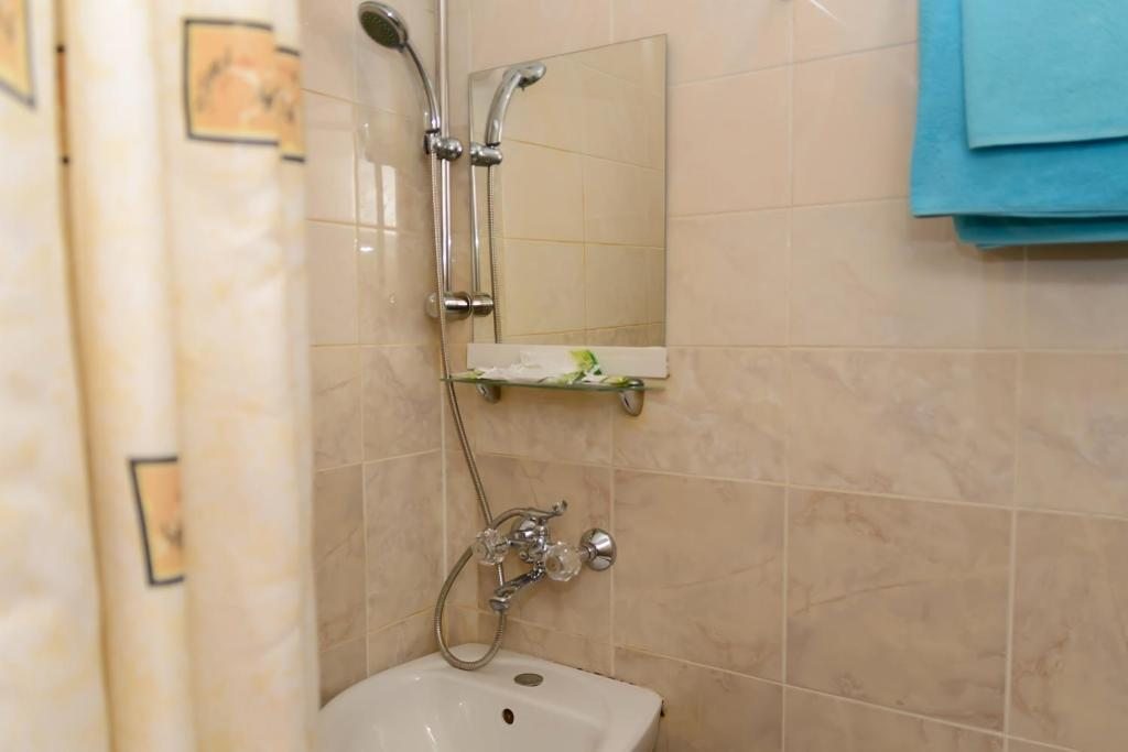 Двухместный (Двухместный номер эконом-класса с 2 отдельными кроватями и общей ванной комнатой) гостиничного комплекса Орбита, Гатчина