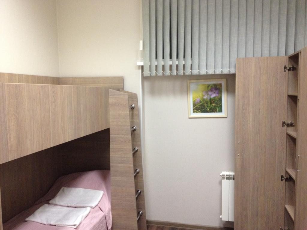 Номер (Кровать в общем номере с 3 кроватями) мини-отеля Горбунки, Петергоф
