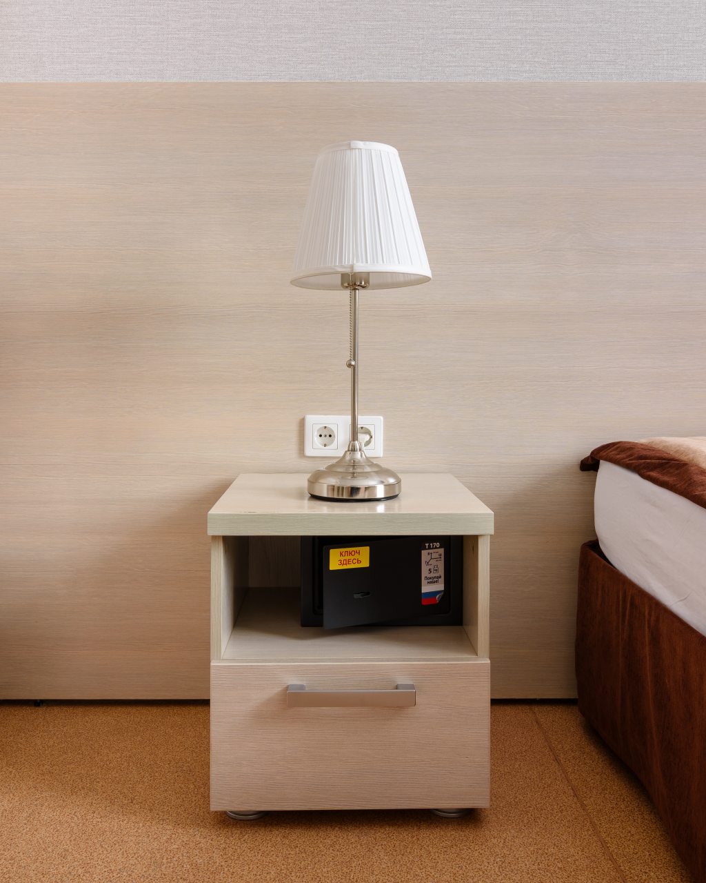 Одноместный, Гостиница Атом