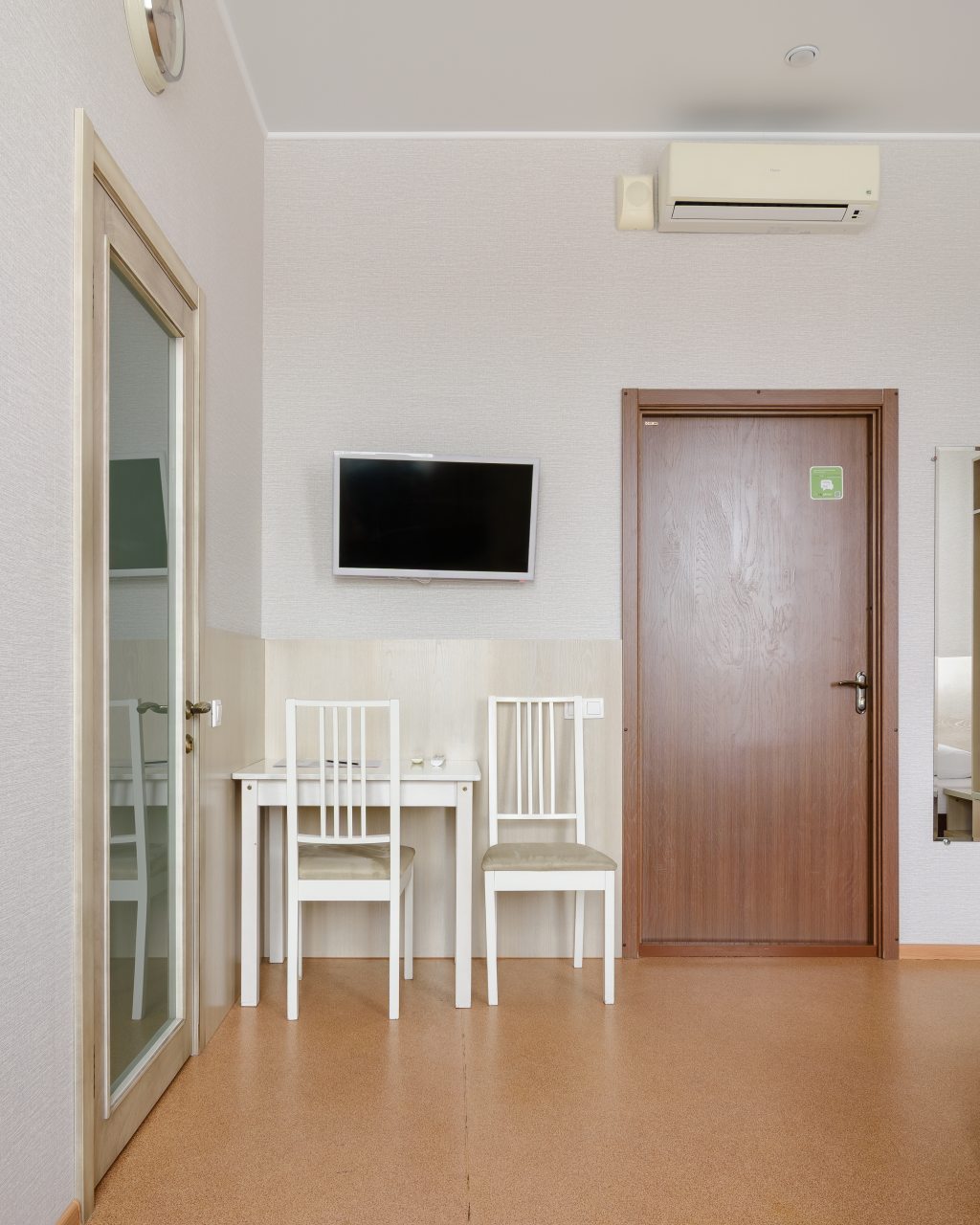 Двухместный, Гостиница Атом