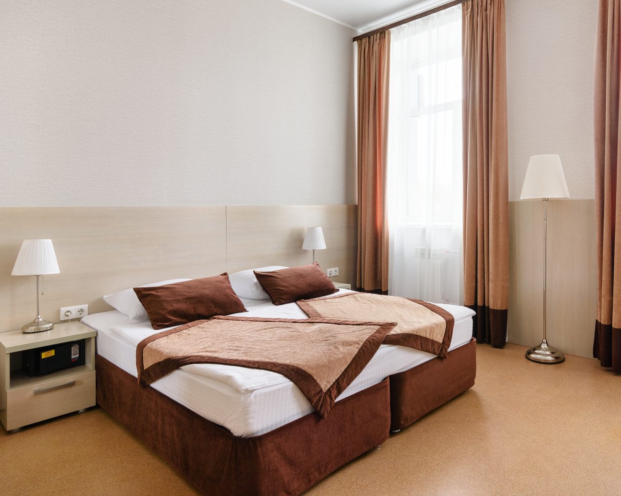 Двухместный, Гостиница Атом