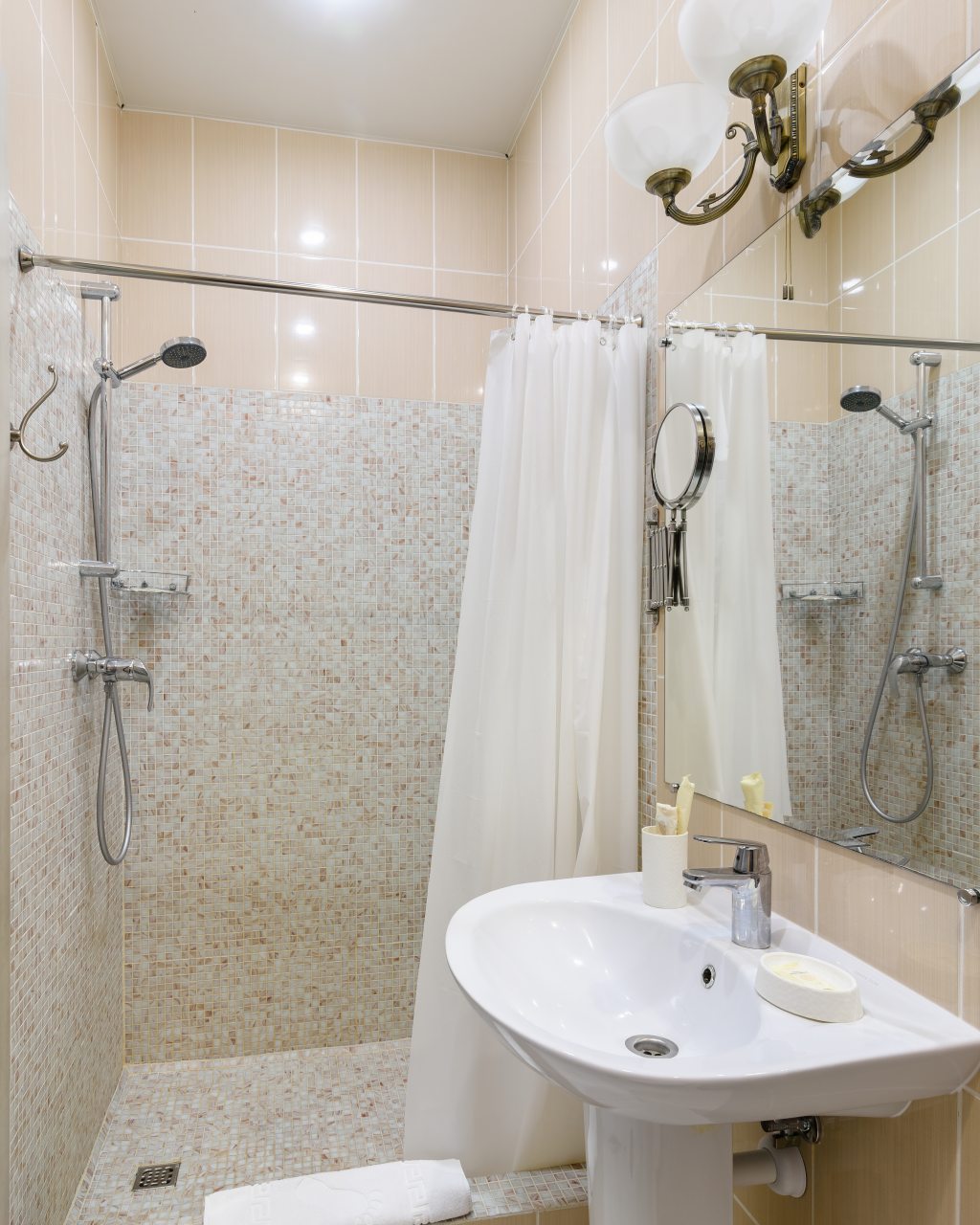 Двухместный, Гостиница Атом