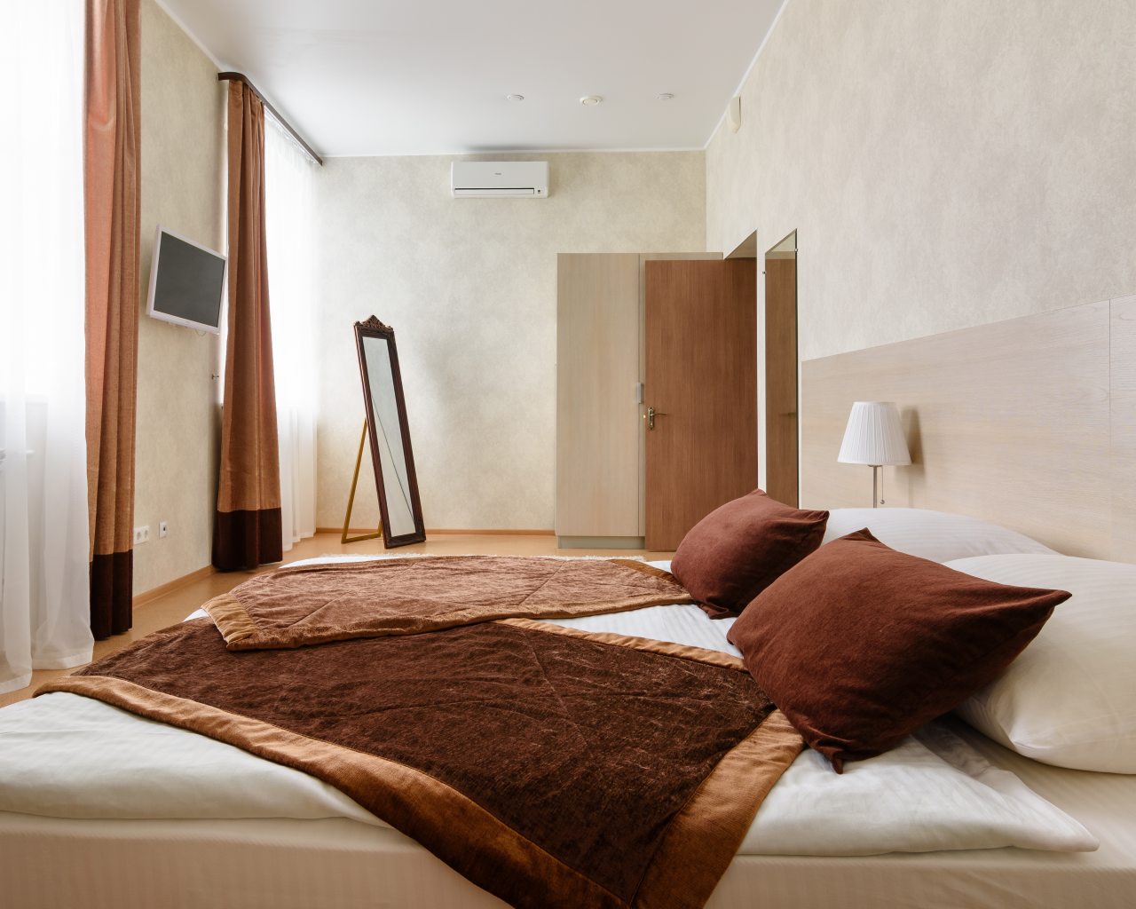 Люкс, Гостиница Атом