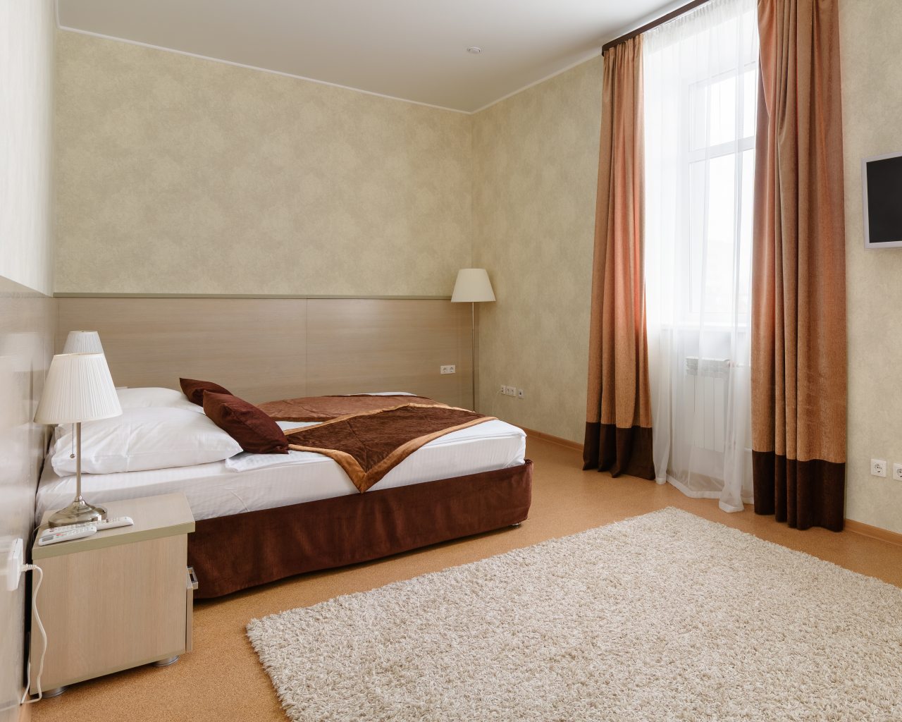 Люкс, Гостиница Атом