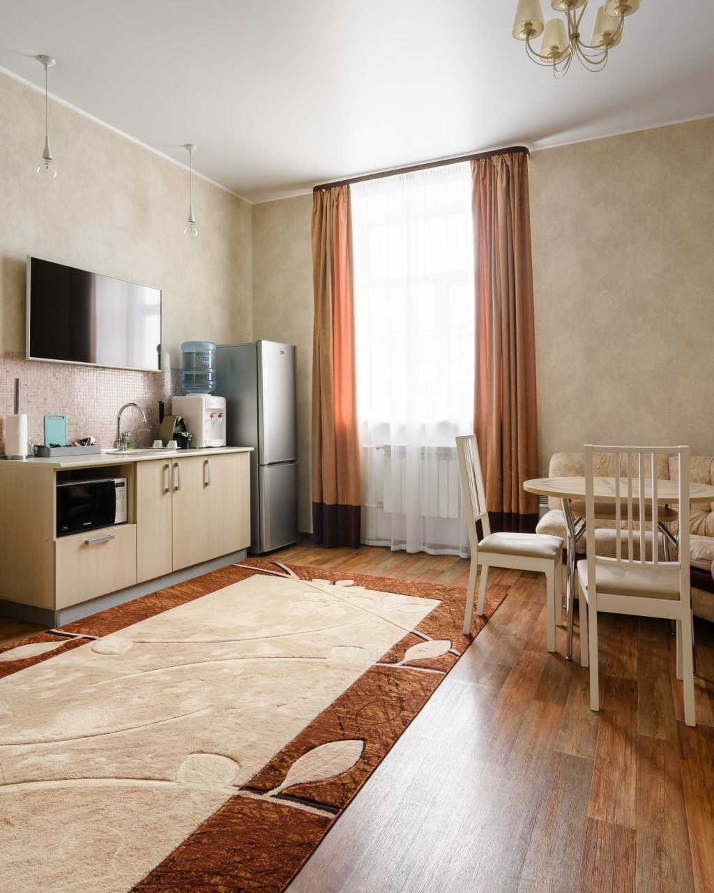 Люкс, Гостиница Атом