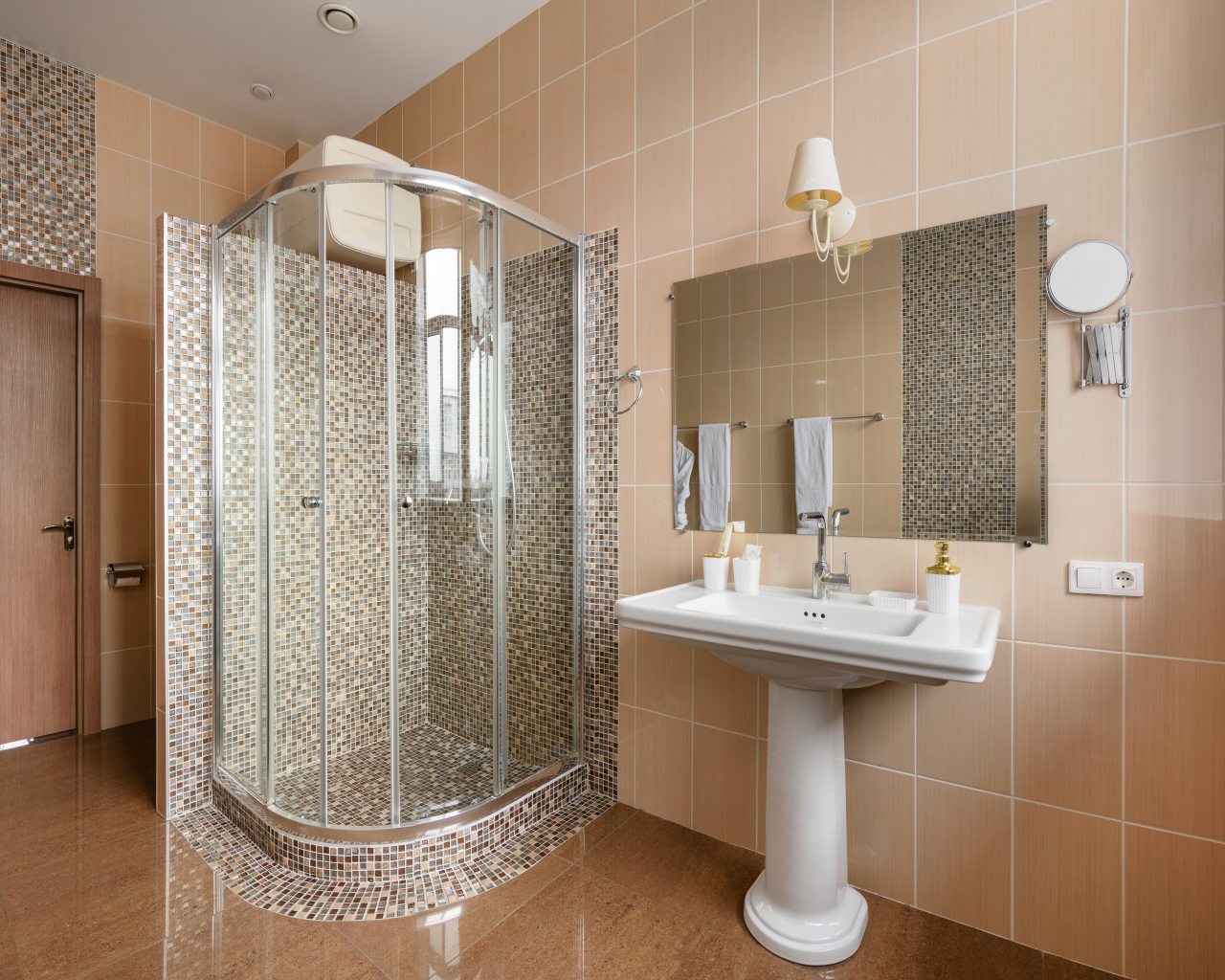 Люкс, Гостиница Атом