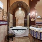 De Luxe (De Luxe), Гостиничный комплекс Яр