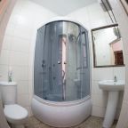 Душевая кабина в ванной комнате гостиничного комплекса Золотой лев, Новосибирск