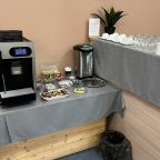 Континентальный завтрак, Гостиница Парус