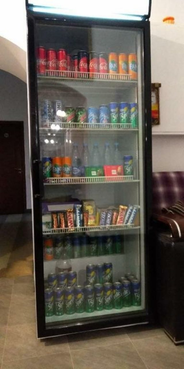 На ресепшен гости могут приобрести напитки и снеки.